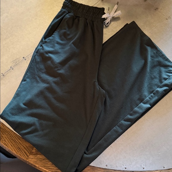 Vuori Halo Essential Wideleg Pant, S, regular length, dark green - Picture 3 of 6